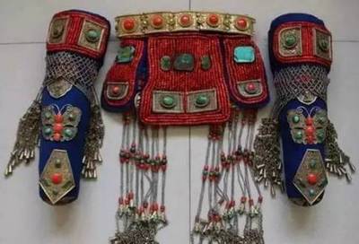 【今日藝術品】都說藏族姑娘是土豪?蒙古妹子表示不服:我們的頭飾,也能換套房!_文化