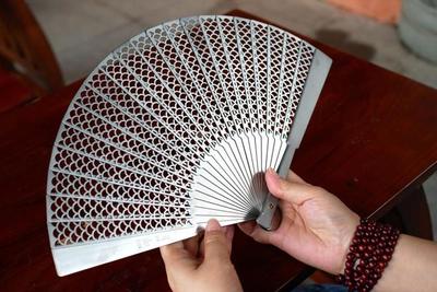 費戈龍鱗全鈦合金折扇子:古風鏤空之美,充滿文化內涵的藝術品